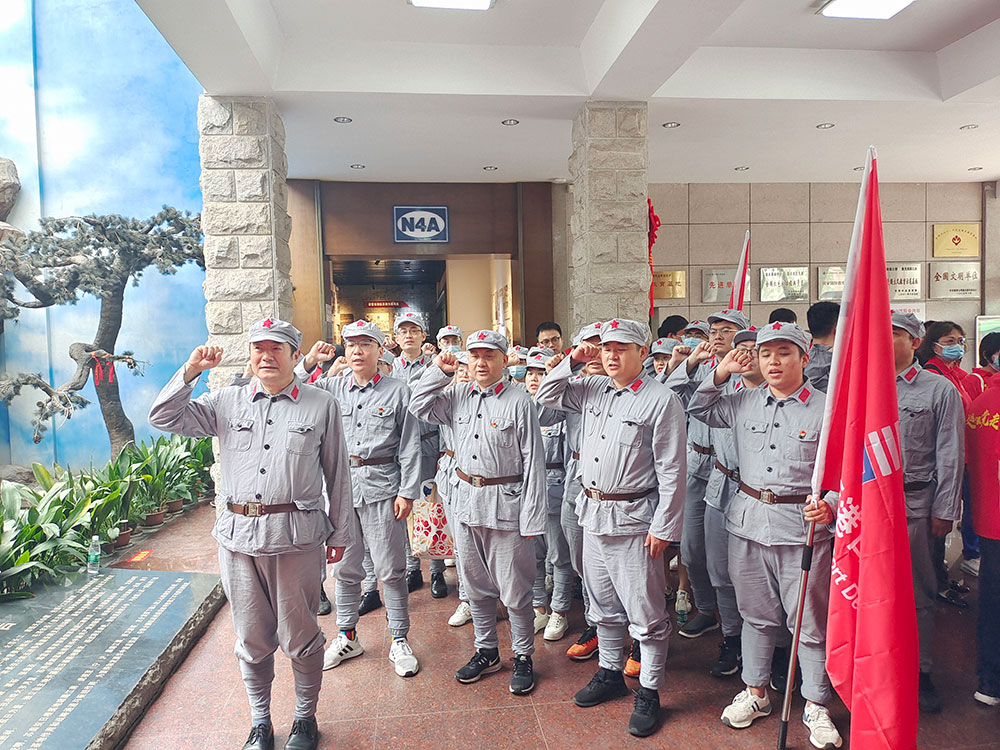 4口岸生长机关支部联合供应链支部赴句容茅山新四军纪念馆开展党史教育活动。。。。。在新四军纪念馆展馆大厅，，，，，，，全体党员面临党旗，，，，，，，高举右手重温入党誓词，，，，，，，再次体会作为一名共产党员的责任感和使命感。。。。。.jpg