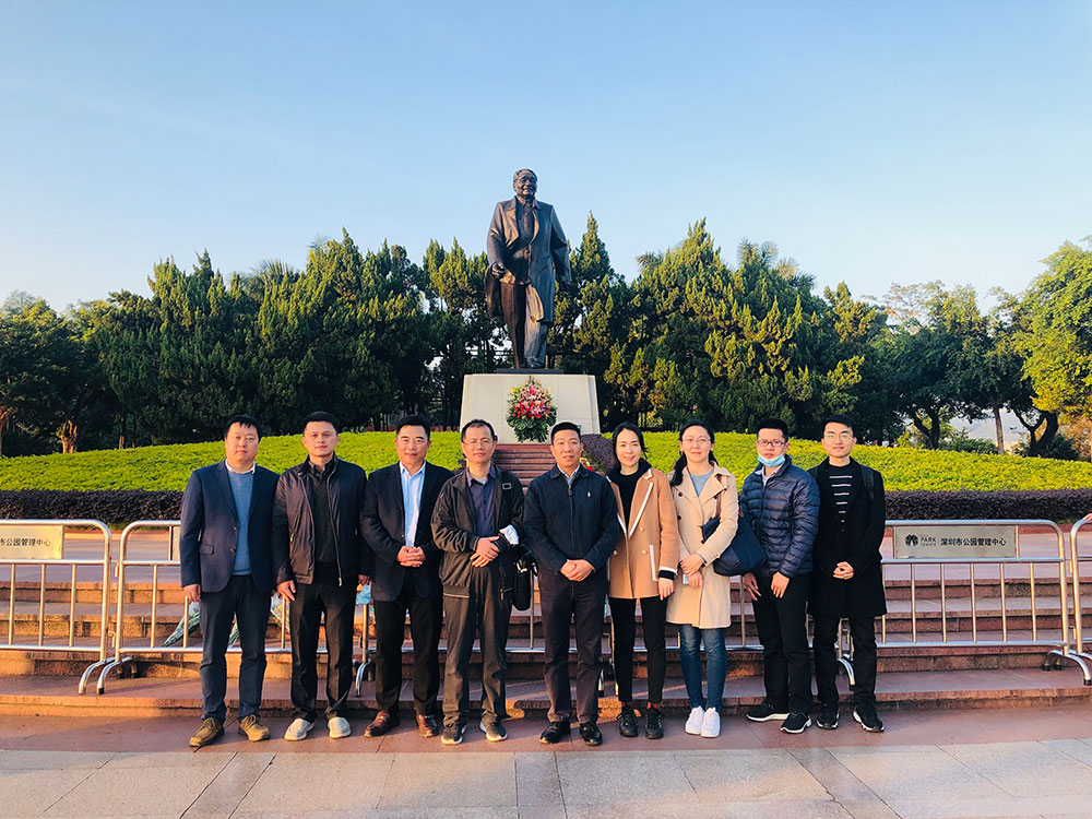 6-战略综合党支部赴深圳博物馆及莲花山公园开展“不忘初心学党史”主题教育，，，，，，，有用引发党组织的凝聚力和向心力，，，，，，，切实提高党员干部的党性修养和责恣意识。。。。。.jpg